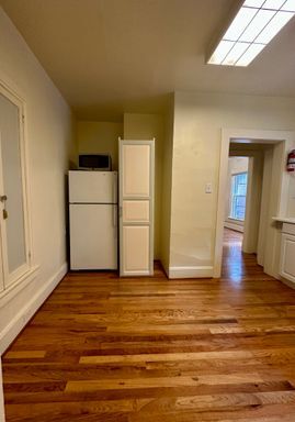 Building Photo - Charming 1-Bedroom Apartment in Desirable ...