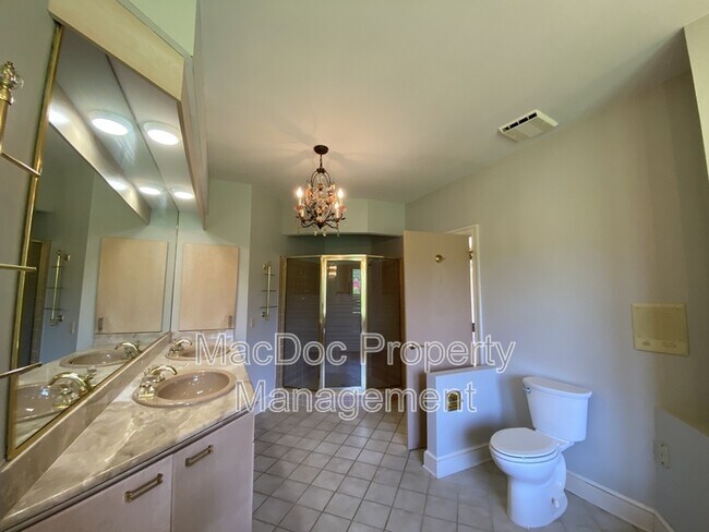 Building Photo - 11225 N Club Dr