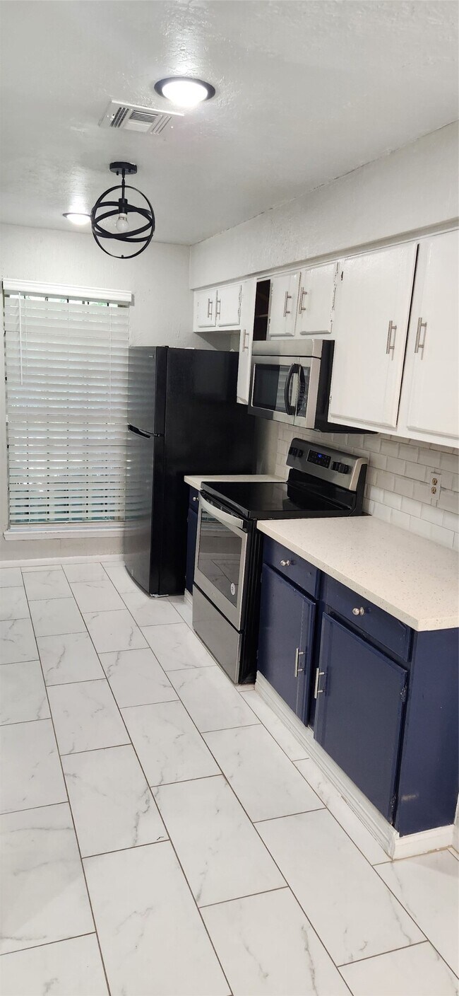 Building Photo - 12447 W Village Dr