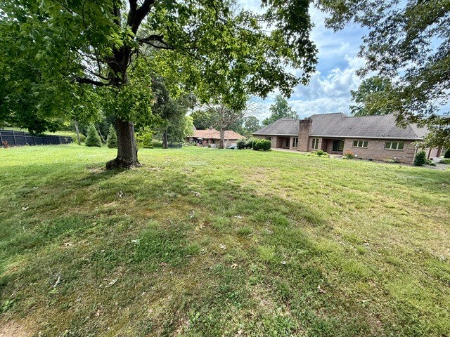 Building Photo - 590 Wedgwood Dr