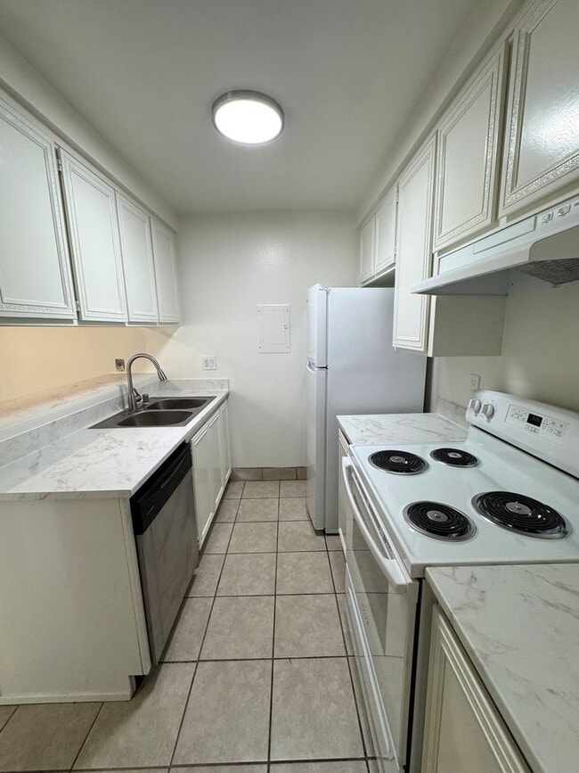 Building Photo - Downstairs 2 Bedroom + 1 Bath McKeon Condo