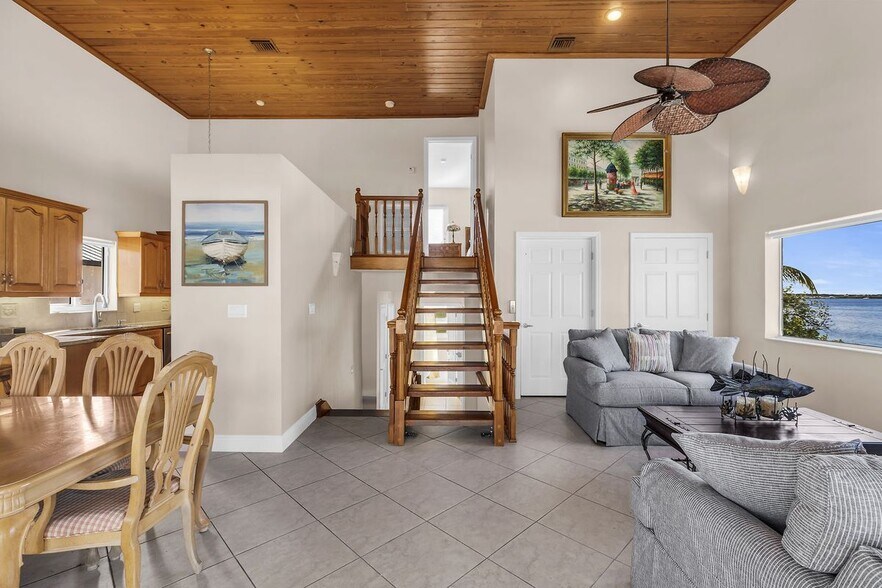 Building Photo - 112 Seagull