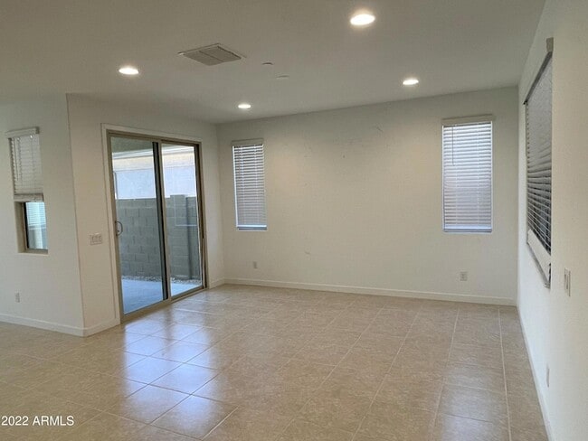 Building Photo - 9849 E Tahoe Ave