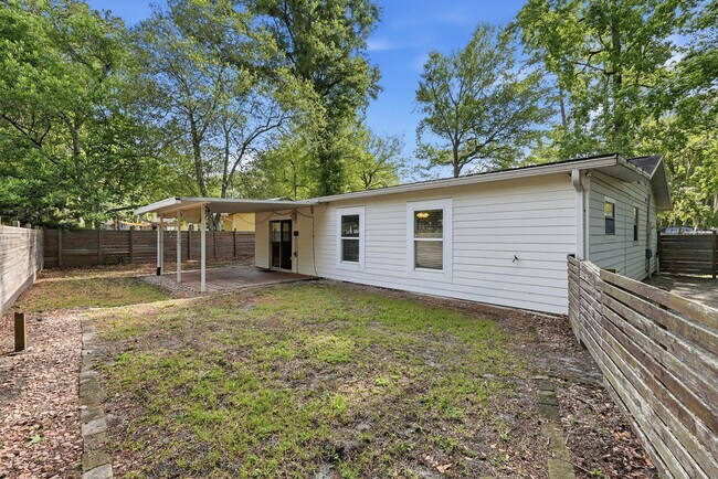 Building Photo - Quiet neighborhood, Centrally located, 3 bedroom 2 bath home in NW