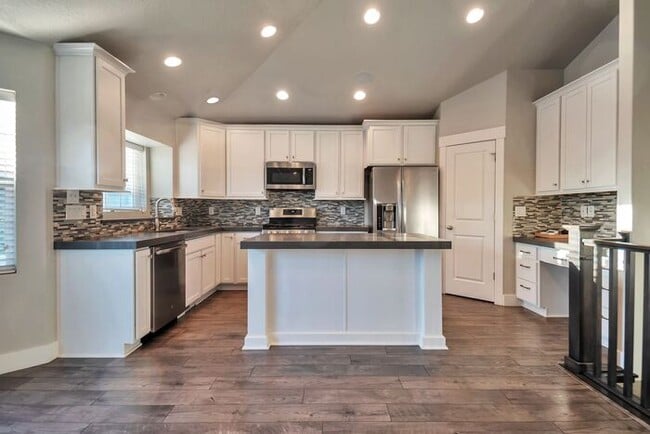 Building Photo - Incredible 6 bedroom Rambler in West Jordan