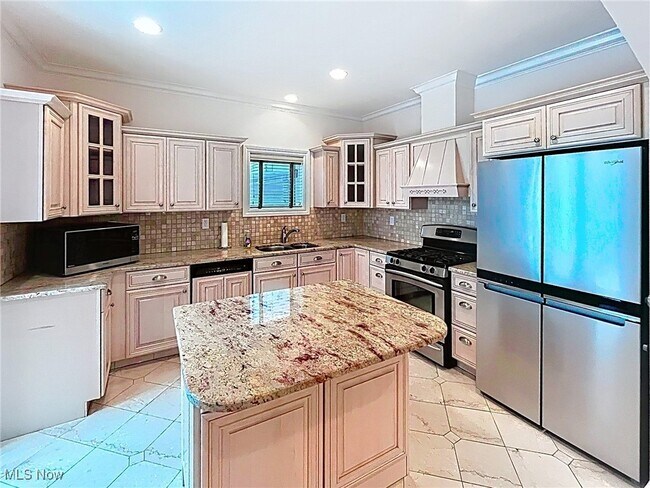 Building Photo - 2033 Fairview Ave