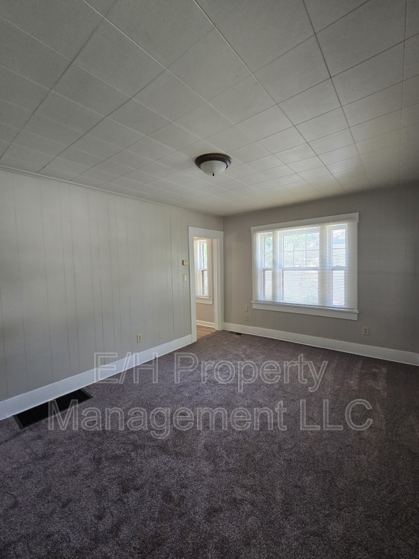 Building Photo - 1649 N Payne Ave