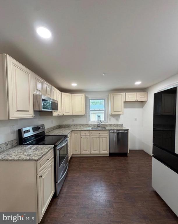 Building Photo - 1358 Raleigh Dr
