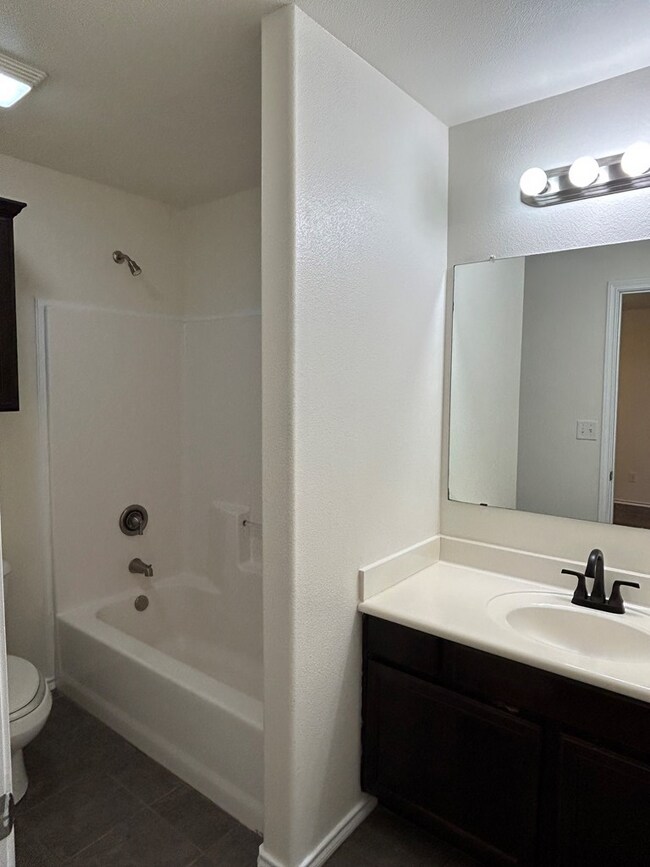 Building Photo - 9404 Lamar Ave