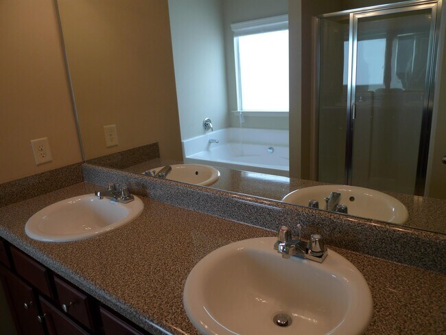 Building Photo - 3135 Englewood Dr