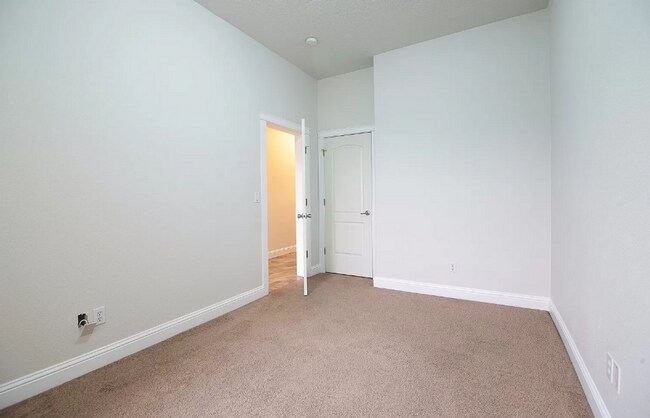 Building Photo - This Gorgeous Townhome has 3 Bedrooms, 3 1...