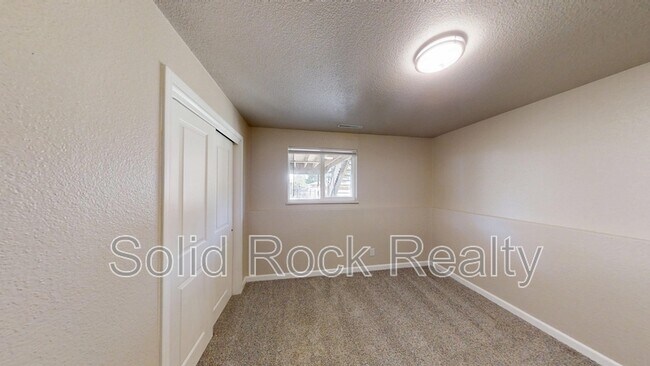 Building Photo - 1618 Shasta Dr
