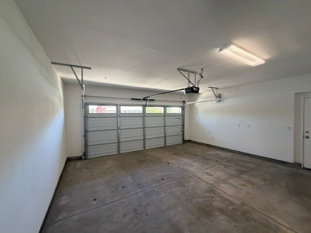 Building Photo - Gorgeous 3 Bedroom 3 Bathroom Plus Loft Area Home