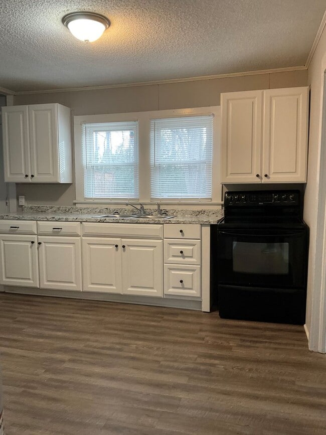 Building Photo - Available Now!! Updated 3 Bedroom 1 Bathroom Home in Gastonia