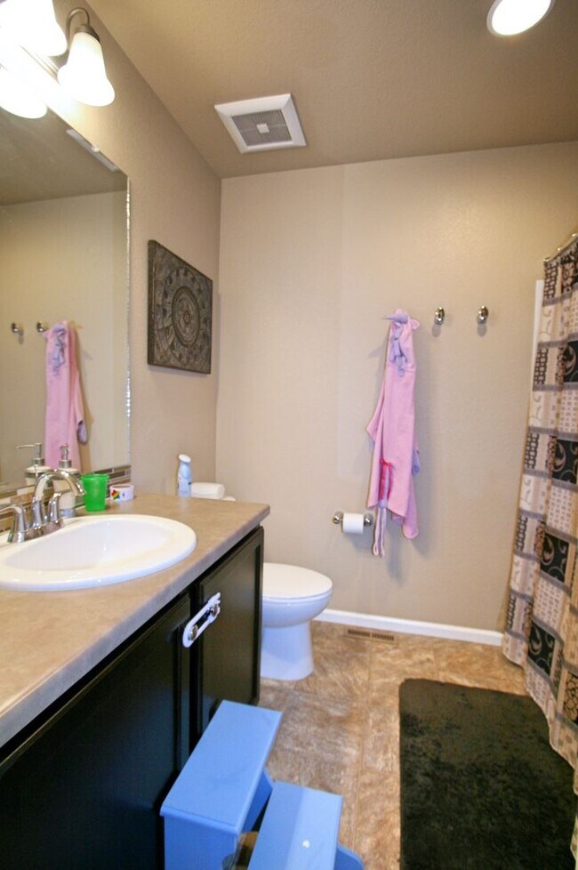 Building Photo - Beautiful 3 bedroom home located in Bannin...