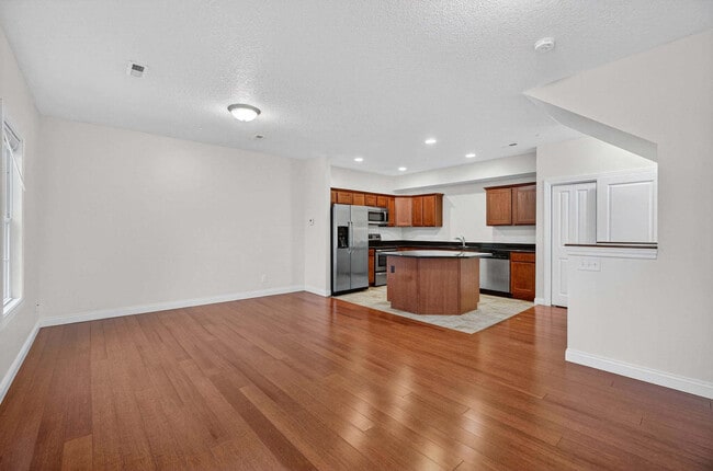 Building Photo - 320 E 29th St