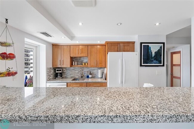 Building Photo - 2715 N Ocean Blvd