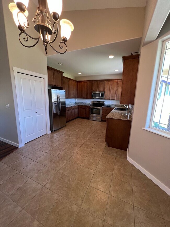 Building Photo - Modern 3 Bedroom Home