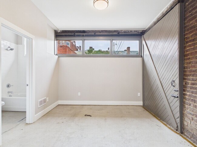 Building Photo - 7 E Franklin St