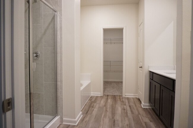 Building Photo - Modern 4 Bedroom Home in Windmill Farms with Community Pools and Trails