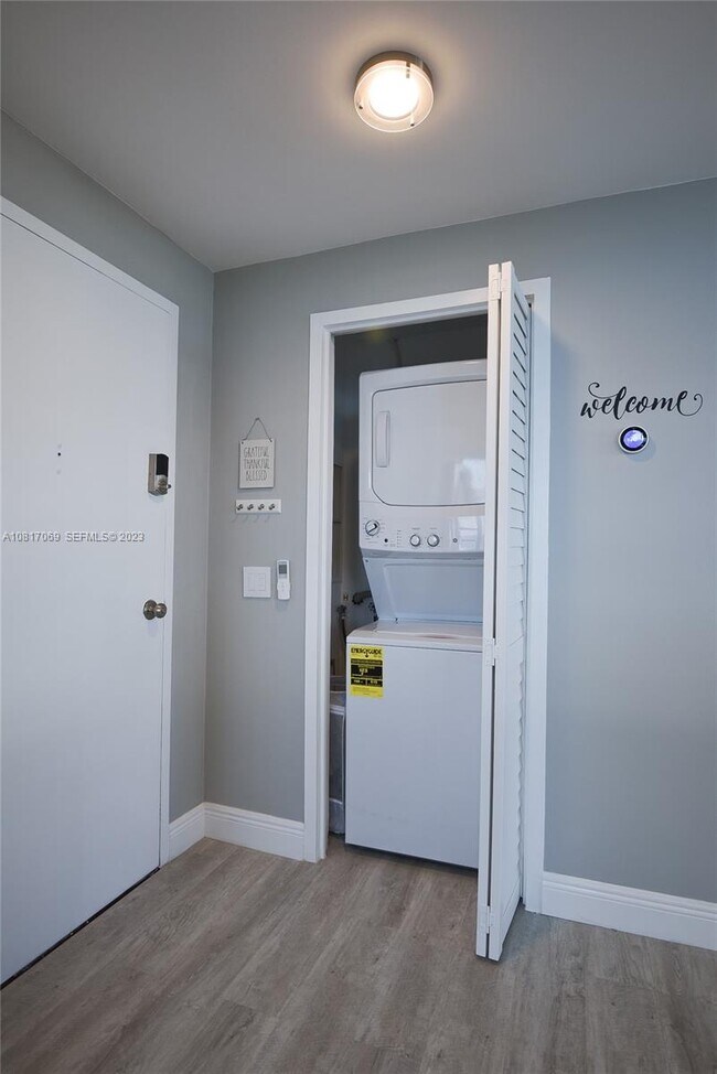 Building Photo - 3505 S Ocean Dr