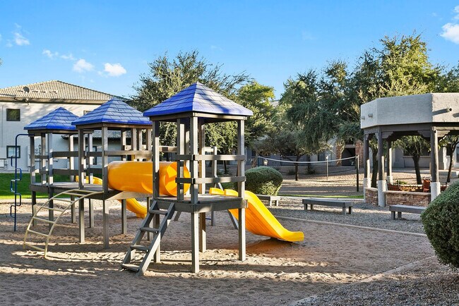 Building Photo - 875 W Pecos Rd