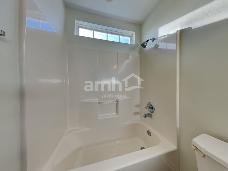 Building Photo - 406 Glencrest Dr