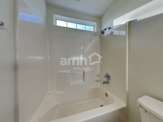 Building Photo - 406 Glencrest Dr