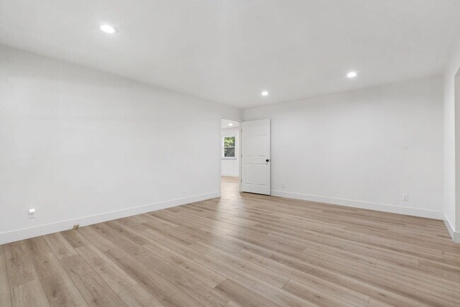 Building Photo - 2302 S Hampton Ave