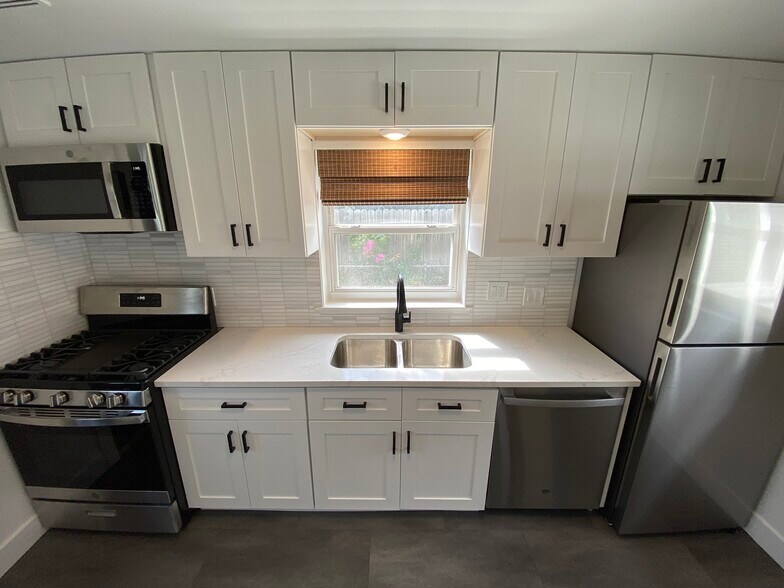 Kitchen - 2212 Perry St