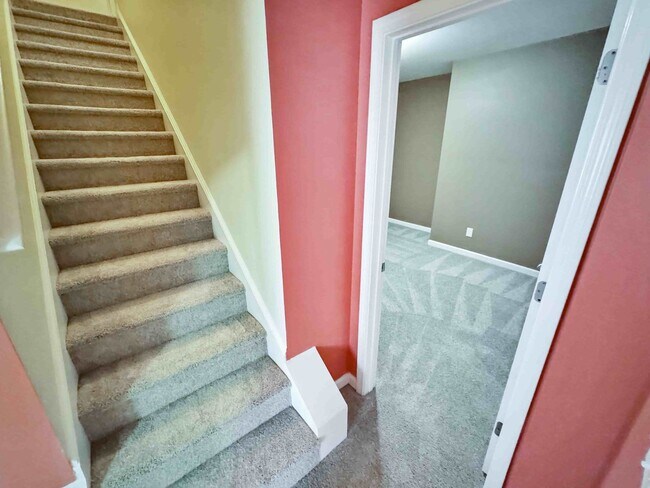 Building Photo - 6BR, 4BA, In-Law Suite