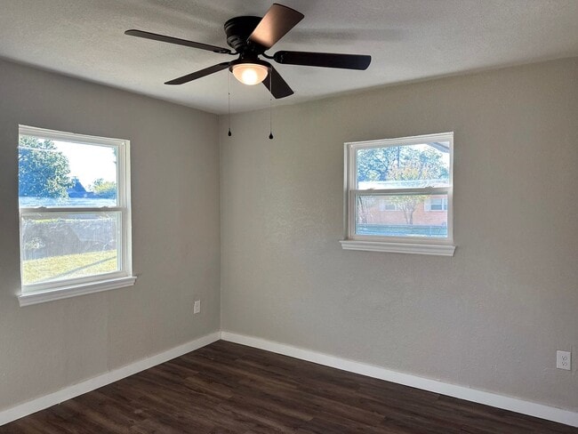 Building Photo - 4 Bedroom / 3 Full Bath