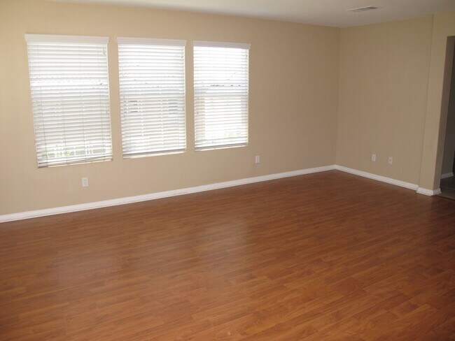 Building Photo - Four Bedroom Three Bathroom Home in the Ha...