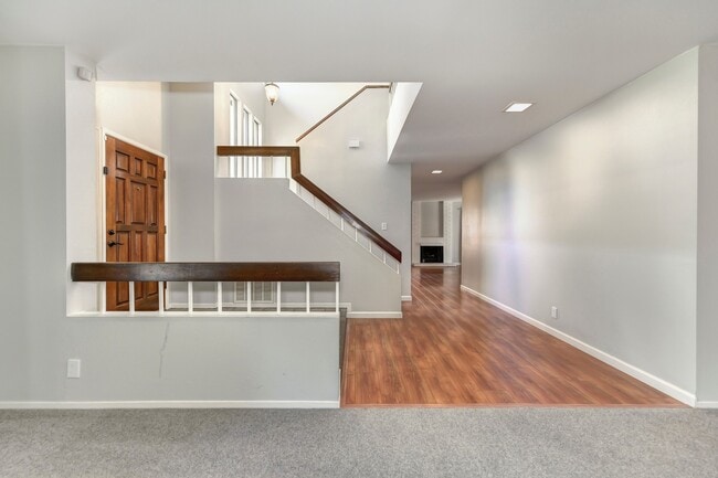 Building Photo - STUNNING 4BD / 2.5BTH SINGLE FAMILY RIGHT ...