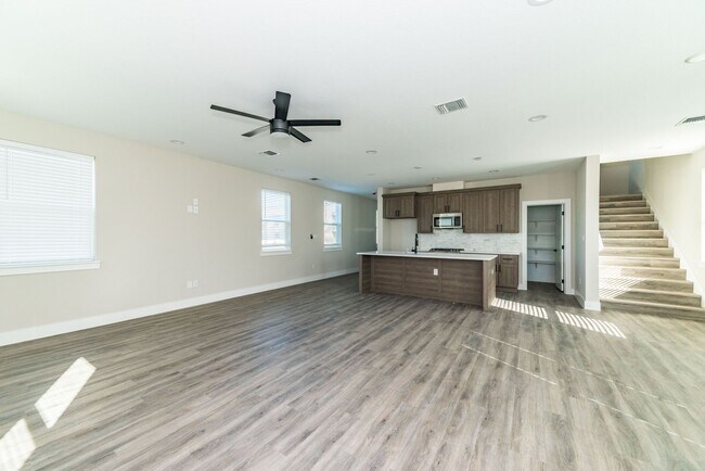 Building Photo - 1618 W Lawndale Dr