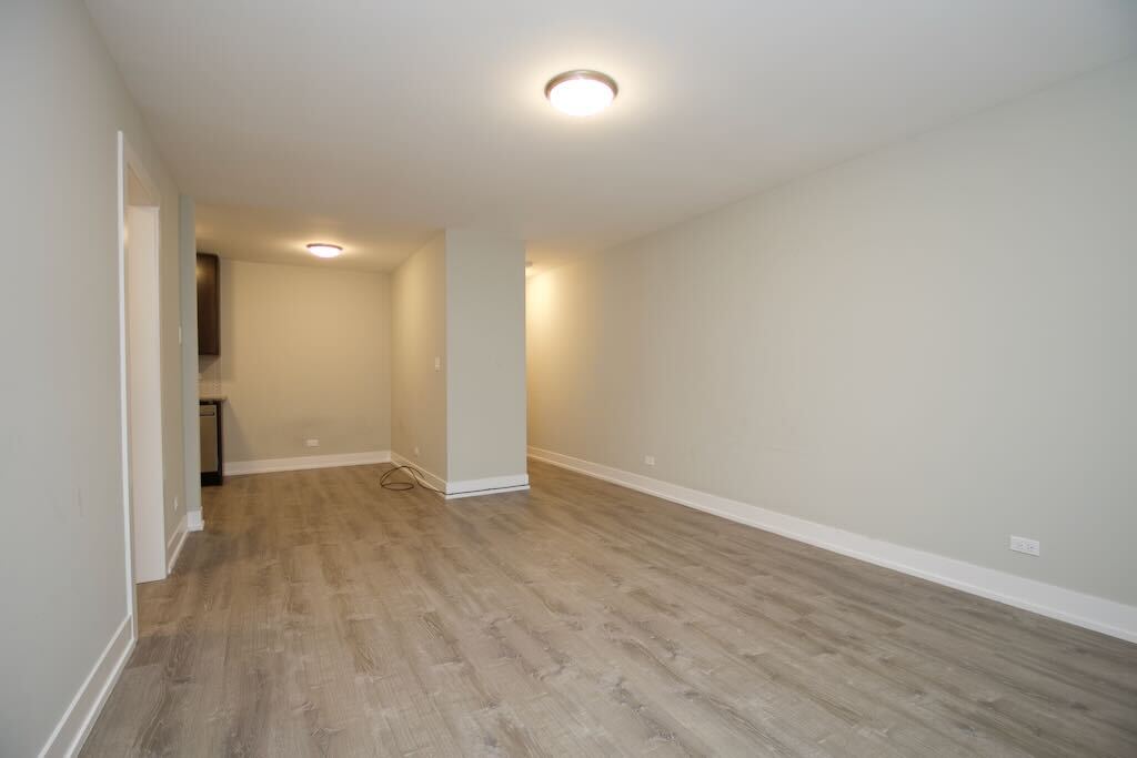 Building Photo - 533 W Surf St