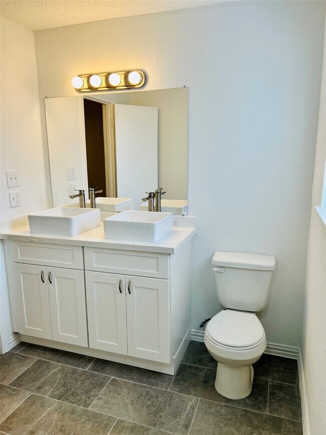 Building Photo - 1026 Fallbrook Dr