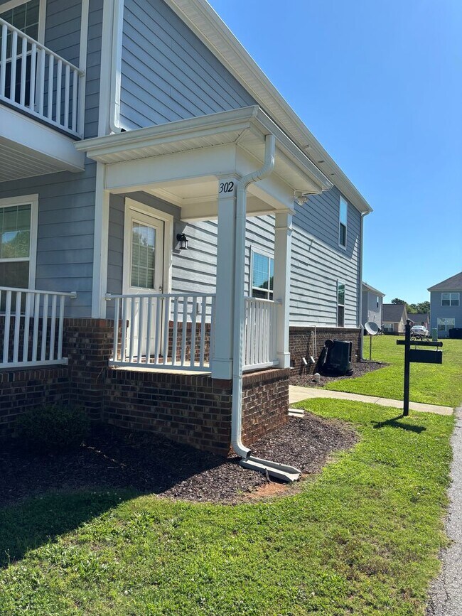 Building Photo - Beautiful 3 Bedroom, 2 Bathroom Stacked Duplex in Anderson, SC