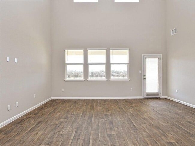 Building Photo - 401 Rainmaker Ln