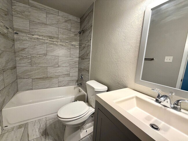 Building Photo - 3 bed 2 bath in Heritage Park