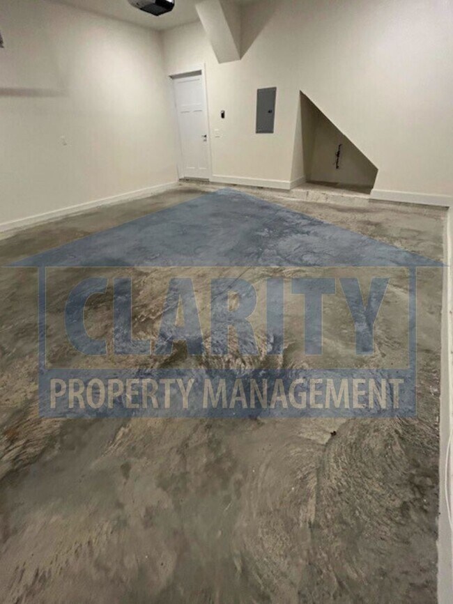 Building Photo - Three bedroom townhome w/ garage!