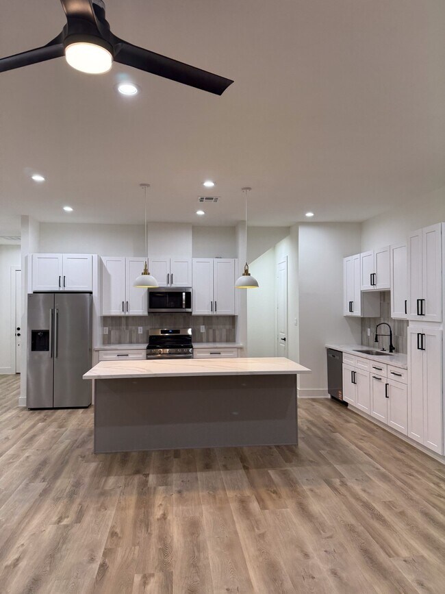 Building Photo - 9005 Comal St