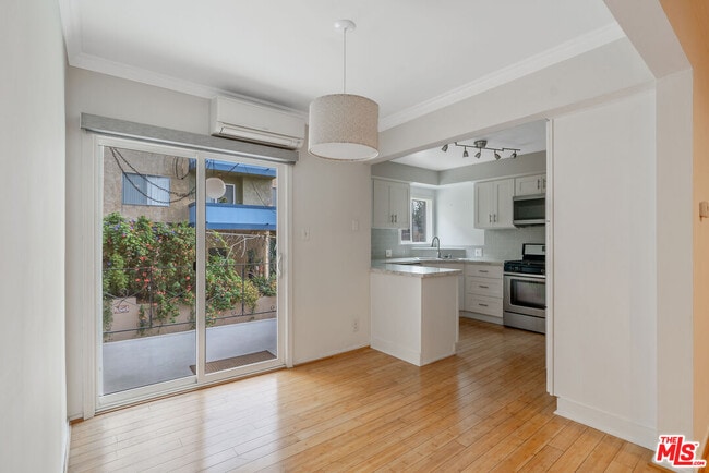 Building Photo - 2030 N Vermont Ave