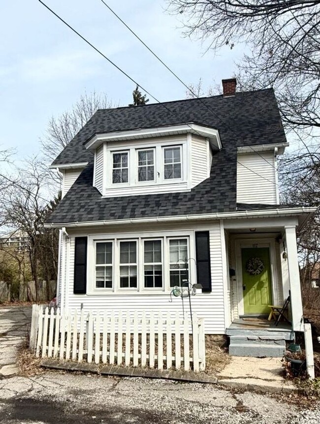 Building Photo - Westmoreland Duplex One