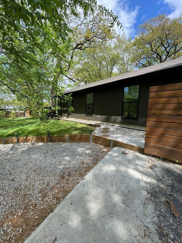 Building Photo - 3711 E 108th St