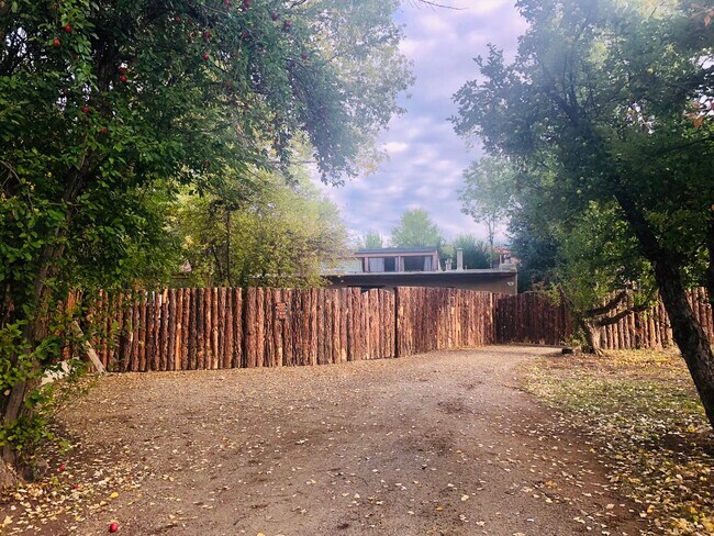 Building Photo - 114 Upper Ranchitos Rd