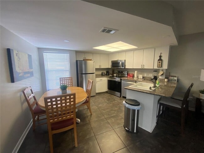 Building Photo - 2587 Cyprus Dr