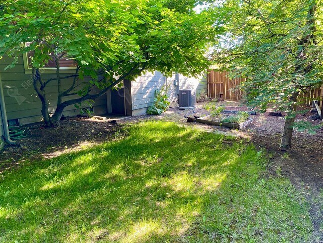 Building Photo - 3-BR 2-BA Boyd Acres Beauty