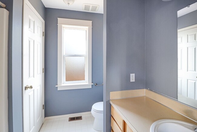 Building Photo - 3 Bed 2 Bath - Bonus Room - Groups - Pet F...