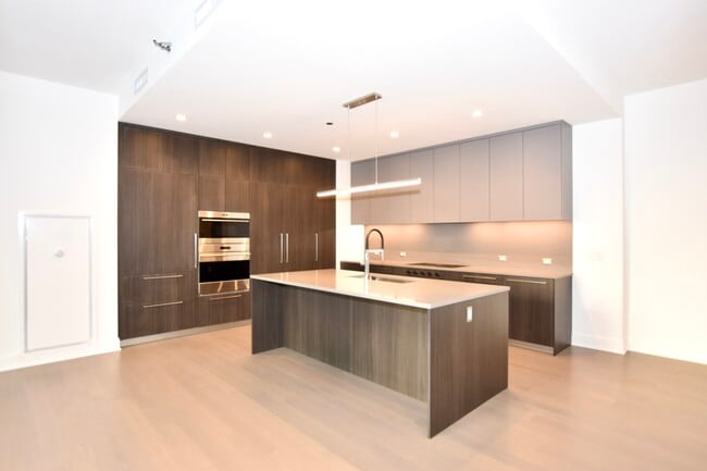 Building Photo - 60 E Randolph St